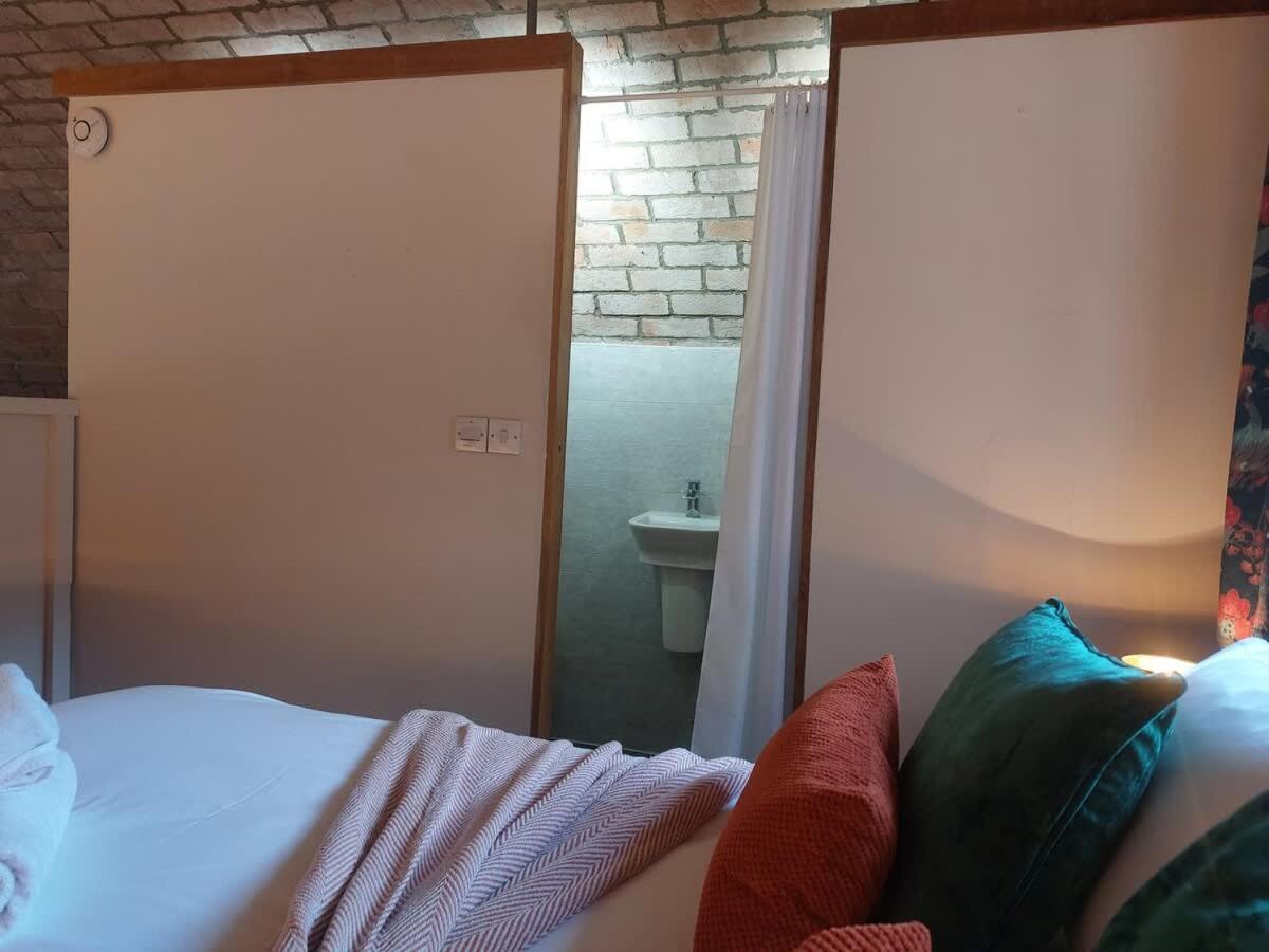 Converted Factory Loft Apartment Бристоль Экстерьер фото