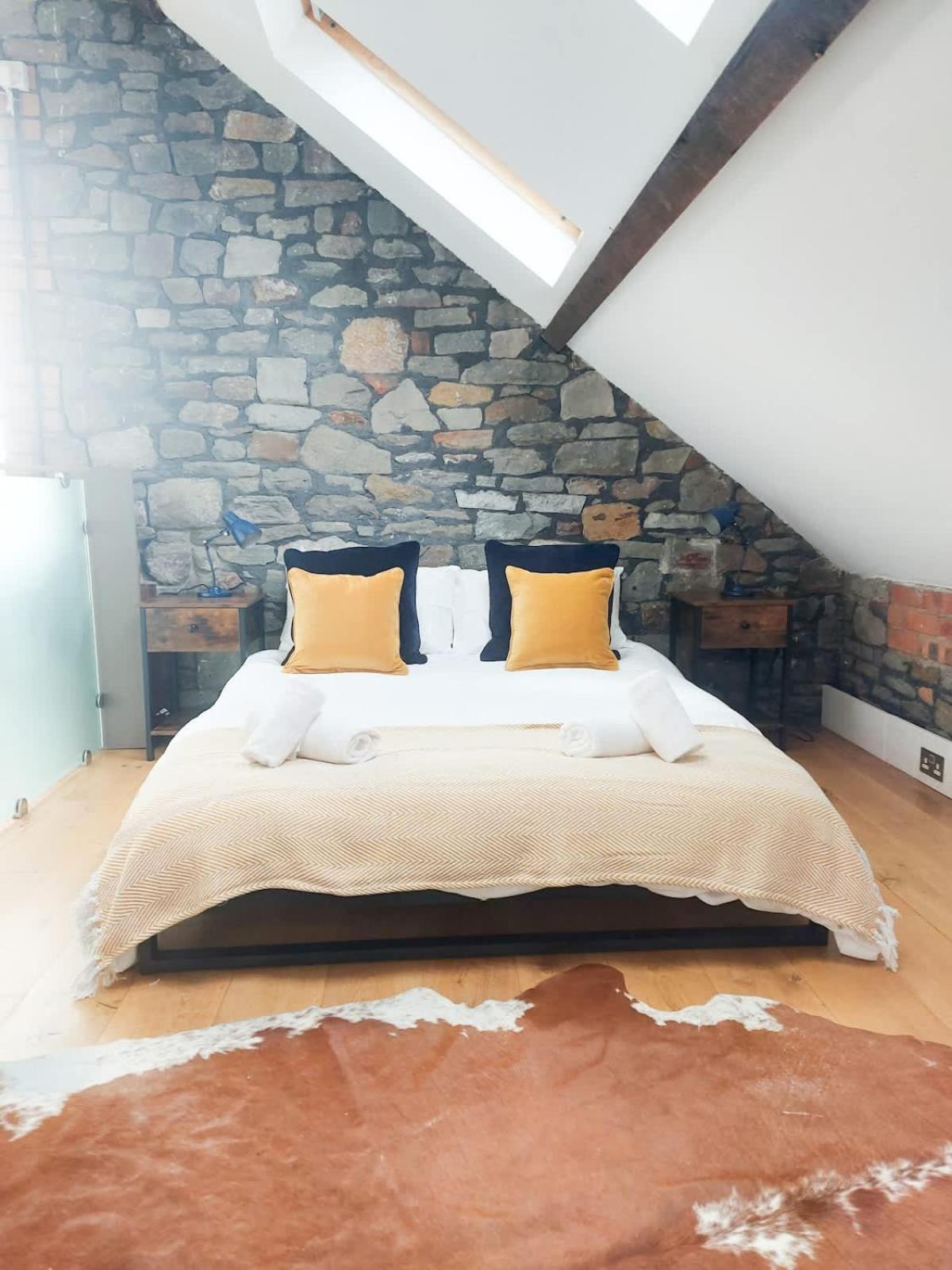 Converted Factory Loft Apartment Бристоль Экстерьер фото